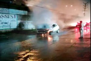 राजधानी के पचपेढ़ी नाका क्षेत्र स्थित मिनर्वा होटल के पास चलती कार में लगी भीषण आग Chhattisgarh Crimes