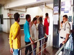 रात में घूम रहे युवकों को पुलिस ने उठाया, लॉकअप में रातभर पीटने का आरोप, शरीर पर नीले निशान Chhattisgarh Crimes