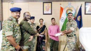 8- 8 लाख के इनामी नक्सल दम्पति ने किया सरेंडर Chhattisgarh Crimes