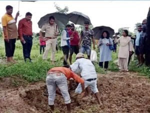 बिलासपुर में कब्र खोदकर निकाला गया महिला का शव Chhattisgarh Crimes