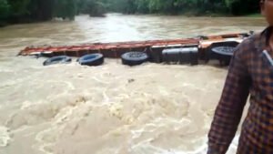 पेंट से लोड ट्रक उफनती नदी में समाया Chhattisgarh Crimes