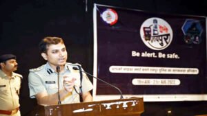 साइबर ठगों से बचाने पुलिस ने सैकड़ों लोगों को किया जागरुक Chhattisgarh Crimes