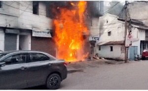 बूढ़ापारा स्थित स्टेट बैंक ऑफ इंडिया के ATM में लगी भीषण आग, पलभर में एटीएम मशीन जलकर हुई खाक Chhattisgarh Crimes