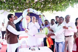 भेंट-मुलाकात; ग्रामीण से बोले सीएम भैया लड्डू नहीं खिलाया : योजना का लाभ मिला तो की बेटे की शादी Chhattisgarh Crimes