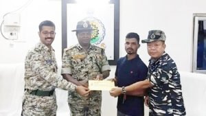 10 लाख के इनामी नक्सली ने पत्नी के साथ किया आत्मसमर्पण Chhattisgarh Crimes