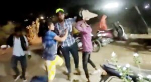 बदमाशों ने बीच सड़क में पत्थर और हाथ मुक्कों से की युवक और युवती की बेदम पिटाई, वीडियो वायरल Chhattisgarh Crimes