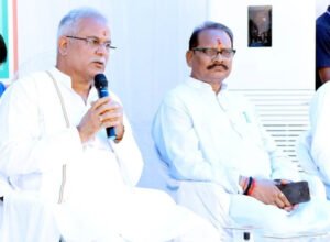 खराब सड़कों पर भड़के मुख्यमंत्री भूपेश बघेल; अधिकारियों से कहा-सरकार के पास पैसों की कोई कमी नहीं, फिर जिले में ऐसी स्थिति कैसे Chhattisgarh Crimes