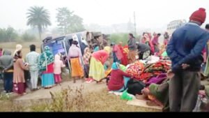 तीर्थ यात्रियों से भरी बस अनियंत्रित होकर पलटी, तीन घायल Chhattisgarh Crimes