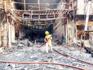 शारदा चौक की 3 दुकानें जलकर राख; मचा हड़कंप Chhattisgarh Crimes