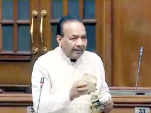 विधानसभा में नोटों की गड्डी लेकर पहुंचे AAP विधायक ; कहा- माफिया पैसे लेकर अस्पताल में दे रहे नौकरी Chhattisgarh Crimes