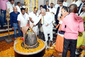 मुख्यमंत्री ने की मुक्तेश्वर शिव मंदिर में पूजा अर्चना Chhattisgarh Crimes