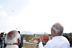 मुख्यमंत्री ने बच्चों के संग उड़ाई पतंग Chhattisgarh Crimes