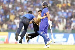 मैच के दौरान दर्शक मैदान में घुसा और रोहित शर्मा से लिपट गया Chhattisgarh Crimes