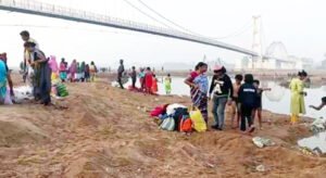 मकर संक्राति पर त्रिवेणी संगम और महादेव घाट में लोगों ने किया पुण्य स्नान Chhattisgarh Crimes