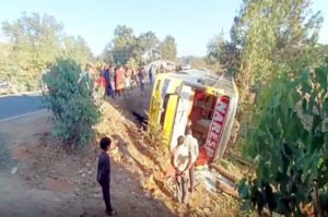 यात्रियों से भरी बस पलटी, 13 यात्री घायल Chhattisgarh Crimes