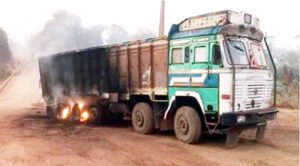 नक्सलियों ने मचाया उत्पाद, आयरन से भरी ट्रक को किया आग के हवाले Chhattisgarh Crimes