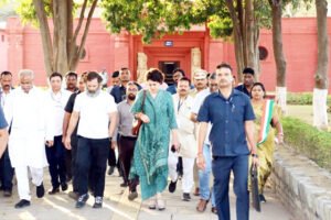 सीएम भूपेश बघेल के साथ राहुल और प्रियंका ने लक्ष्मण मंदिर का किया दर्शन Chhattisgarh Crimes