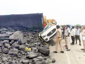 कार पर गिरा कोयले से भरा ट्रक, एक की मौत Chhattisgarh Crimes