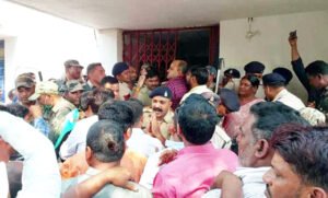 CG में जिला पंचायत सदस्य से मारपीट : SP ने दो आरक्षकों को किया निलंबित, SDOP लाइन अटैच Chhattisgarh Crimes