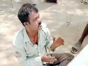 नाबालिग लड़की से छेड़छाड़ करने वाले आरोपी की कॉलोनी के लोगों ने की जमकर धुनाई Chhattisgarh Crimes