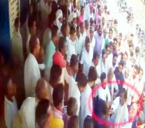कांग्रेस विधायक बृहस्पत सिंह ने सहकारी बैंक के कर्मचारियों को लगाए झन्नाटेदार थप्पड़ Chhattisgarh Crimes