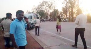 खड़े ट्रक से जा भिड़ी तेज रफ्तार बाइक, 3 युवक की मौत Chhattisgarh Crimes