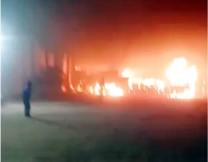 बलौदाबाजार के कृष्णा राईस मिल में लगी आग, दो ट्रक समेत लाखों के बारदाने खाक Chhattisgarh Crimes