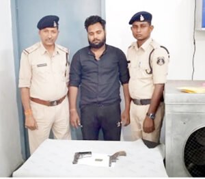 धरसींवा पुलिस की बड़ी कार्यवाही, हथियार के साथ आरोपी गिरफ्तार, पिस्टल–कट्टा व जिन्दा कारतूस बेचने की फ़िराक में थे Chhattisgarh Crimes