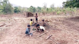 प्रकृति की गोद में बसे ग्राम ढूंनढूंनीपानी में कमार जनजाति के लोग कर रहें जिंदगी की जद्दोजहद Chhattisgarh Crimes