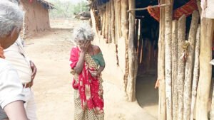 प्रकृति की गोद में बसे ग्राम ढूंनढूंनीपानी में कमार जनजाति के लोग कर रहें जिंदगी की जद्दोजहद Chhattisgarh Crimes