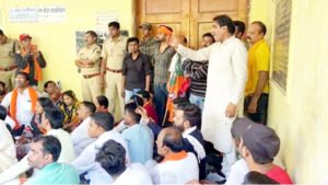 शाहरवासियों की मूलभूत समस्याओं को लेकर पूर्व मंत्री मूणत का हल्ला बोल, जोन कार्यालय का किया घेराव, पुलिस और प्रदर्शनकारियों के बीच झूमाझटकी Chhattisgarh Crimes