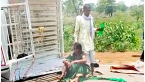 बालोद में पिकअप और कार में आमने-सामने टक्कर, 13 लोग घायल, तीन की हालत गंभीर Chhattisgarh Crimes