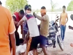बच्चियों का अपहरण कर ले जाते संदिग्ध व्यक्ति की ग्रामीणों ने की जमकर पिटाई Chhattisgarh Crimes