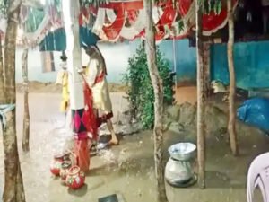 दूल्हा-दुल्हन ने छाता ओढ़कर लिए फेरे Chhattisgarh Crimes