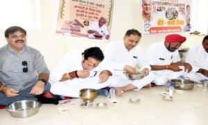 अंतर्राष्ट्रीय श्रमिक दिवस पर नेता, कलेक्टर और अधिकारियों ने खाया बोरे-बासी Chhattisgarh Crimes