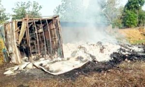 ट्रक में आग लगने से 380 बोरा तेंदूपत्ता हुआ खाक, जांच में जुटी पुलिस Chhattisgarh Crimes