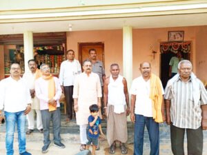 राजिम विधानसभा के पूर्व विधायक संतोष उपाध्याय पहुंचे शैलेंद्र के घर, परिजनों से की मुलाकात Chhattisgarh Crimes