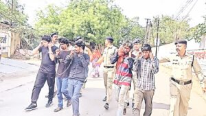 चाकूबाज बदमाशों की निकली हेकड़ी, पुलिस ने बीच-बाजार निकाला जुलूस Chhattisgarh Crimes