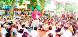 वनवासियों के बीच पहुंच डीएफओ वरुण जैन ने कहा जंगल रहेगा तो वनवासियों की जिंदगी रहेंगी Chhattisgarh Crimes