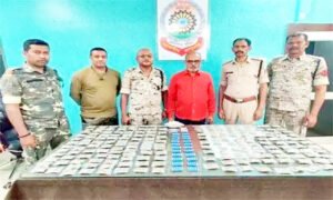 हिस्ट्रीशीटर बेच रहा था गांजा और नशीली दवाई, कोतवाली पुलिस ने दबोचा Chhattisgarh Crimes