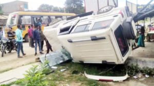 बाइक और साइकिल को रौंदते हुए पलटी तेज रफ्तार बोलेरो, बाल-बाल बचे लोग Chhattisgarh Crimes