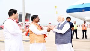 रायपुर पहुंचे प्रधानमंत्री मोदी, मंत्री अमरजीत ने किया स्वागत, बिलासपुर के लिए हुए रवाना Chhattisgarh Crimes