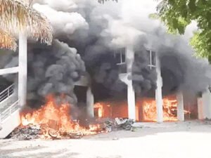 मराठा आरक्षण आंदोलनकारियों ने एनसीपी विधायक प्रकाश सोलंके के घर में लगाई आग Chhattisgarh Crimes