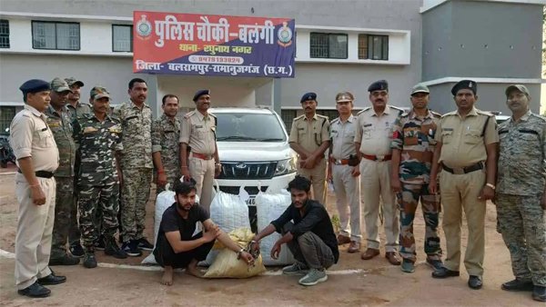 लग्जरी गाड़ी से लाखों का गांजा जब्त, दो तस्कर गिरफ्तार Chhattisgarh Crimes