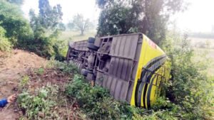 अनियंत्रित होकर पलटी बस, 14 यात्री घायल, 2 की हालत गंभीर Chhattisgarh Crimes