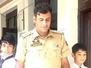 श्रीनगर में आतंकी हमला, पुलिस इंस्पेक्टर शहीद, बच्चों के साथ खेल रहे थे क्रिकेट Chhattisgarh Crimes