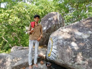 घने जंगलों के बीच पहाड़ी पर रहस्यमय पत्थर से निकलती है घंटे की आवाज, नवरात्र में देवी के मंदिर पर हर वर्ष उमड़ता है जनसैलाब Chhattisgarh Crimes