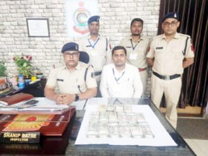 बाइक चालक के बैग में मिला 7 लाख कैश, फ्लाइंग स्क्वाड और कोतवाली पुलिस के हाथ लगी बड़ी रकम Chhattisgarh Crimes