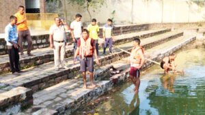 मंदिर परिसर में खुद पर आग लगाकर कुंड में कूद गया होटल कर्मी Chhattisgarh Crimes