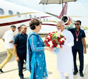 प्रियंका गांधी पहुंची रायपुर, एयरपोर्ट पर सीएम भूपेश बघेल ने किया स्वागत Chhattisgarh Crimes
